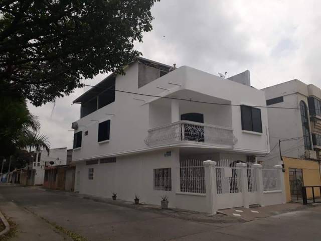 VENDO CASA RENTERA DE TRES PISOS EN NORTE GUAYAQUIL