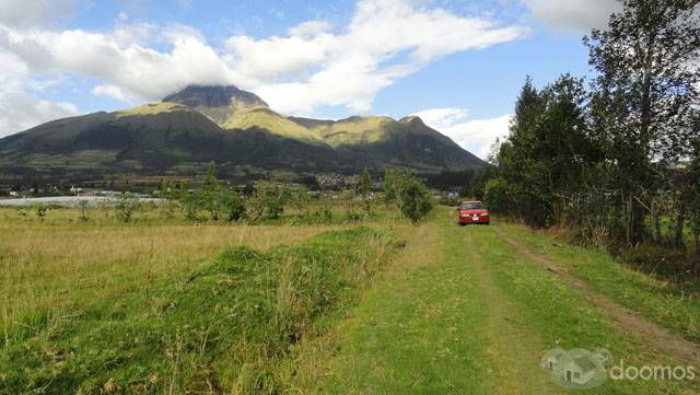 Vendo terreno plano de 3.500 m2 en Otavalo