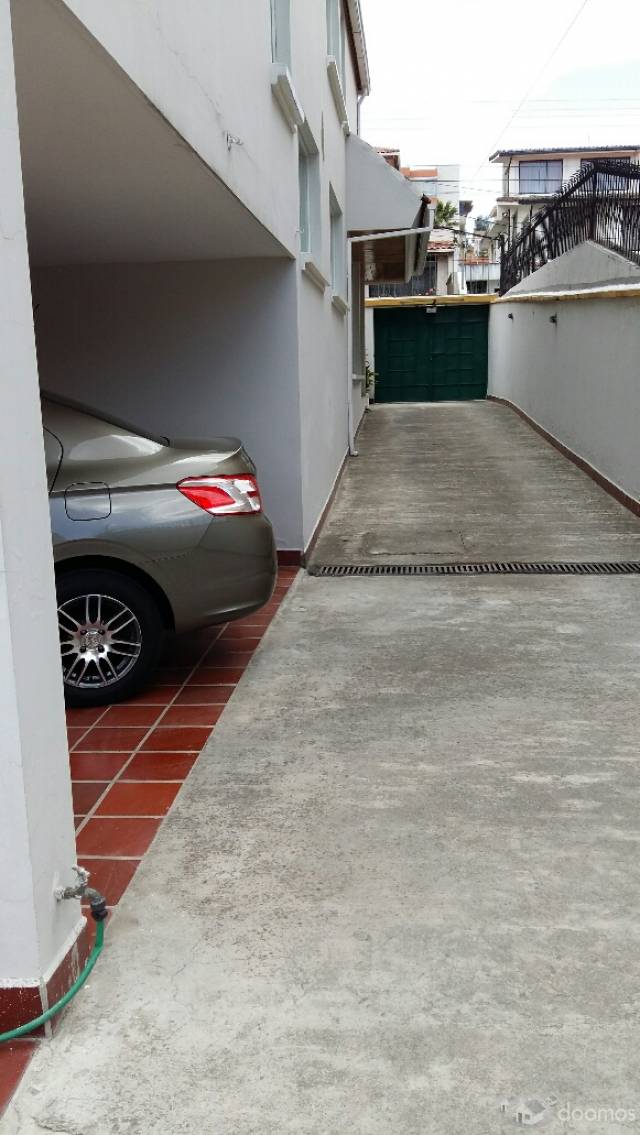 VENDO CASA CERCA DE EMBAJADA AMERICANA