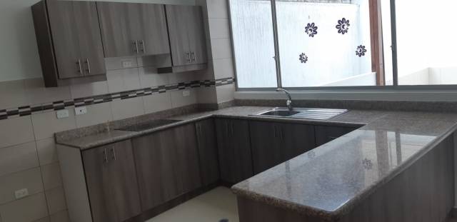 Lindo departamento seminuevo en edificio seguro, sector Selva Alegre, 93.44 m2