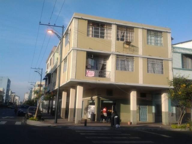 Edificio residencial y comercial de 3 pisos en centro de Guayaquil